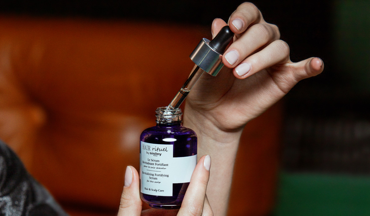 La texture ultra légère du Sérum Revitalisant Fortifiant pour le cuir chevelu Hair Rituel by Sisley est délicatement parfumée.