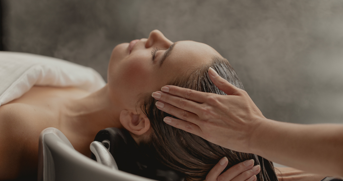 Donna sdraiata che si sottopone a un soin per capelli