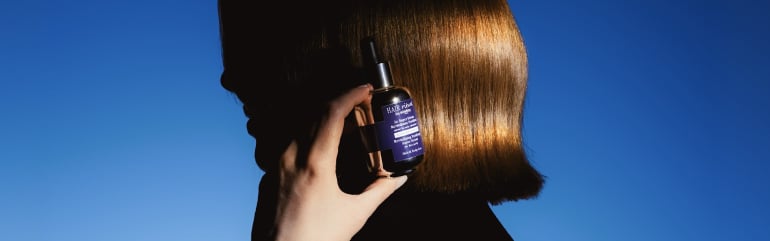 Rothaarige und braunhaarige Models halten das Revitalizing Fortifying Super Serum Advanced Formula