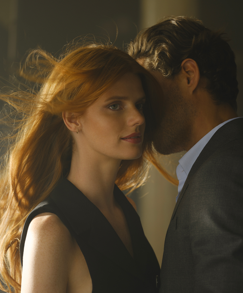 Uomo che respira Le Parfum Hair Rituel by Sisley sul collo di una donna