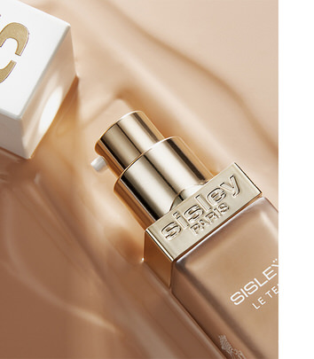 The core formula of Sisleÿa Le Teint incorporates anti-aging active ingredients.