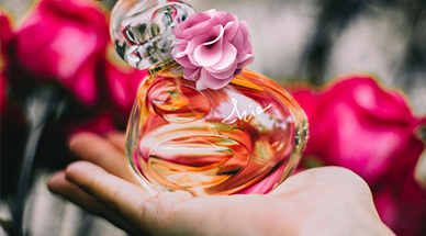 إطلاق عطر إيزيا الأنثوي من سيسلي عام 2017.
