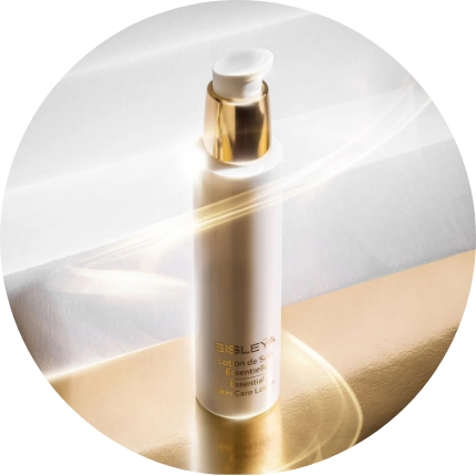 From the age of 25, you can protect your skin with a suitable product. Then, slightly later on, you can start to use a formula suited to first wrinkles.
