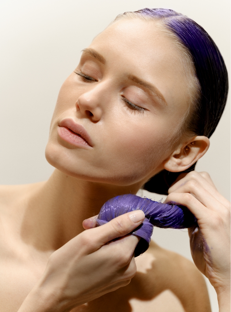 Modelka s blond vlasy, jak si nan&aacute;&scaron;&iacute; Blonde, White & Grey Hair Beautifying Hair Care Mask