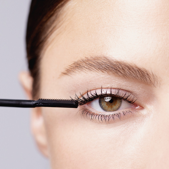 With So Intense, lashes are defined and lengthened.