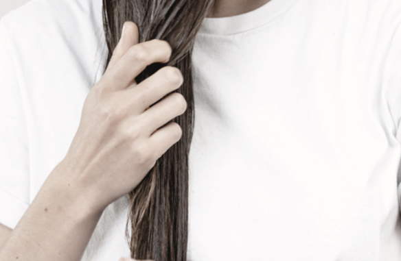 Le Baume Restructurant Nourrissant Hair Rituel by Sisley s’applique sur les longueurs et les pointes avant le shampoing.
