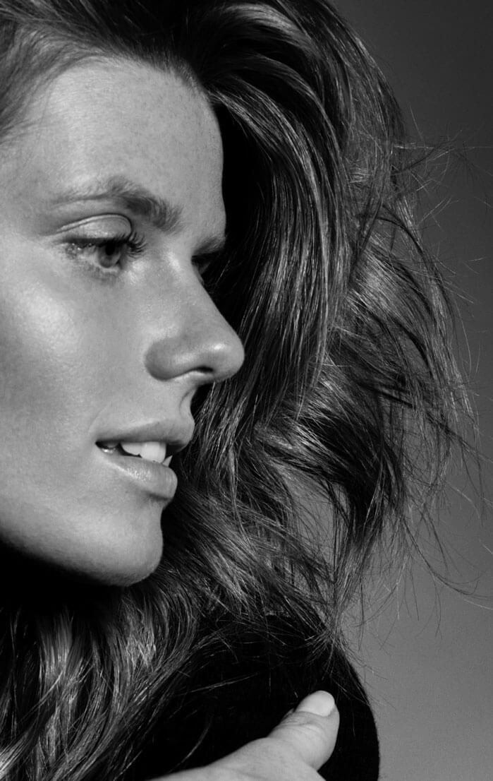 El Spray Fixant Invisible añade al cabello: volumen, cuerpo y textura al instante.