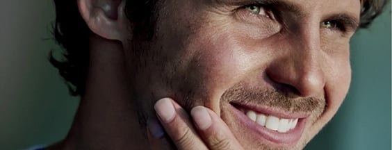 Nic von Rupp se acaricia la barba