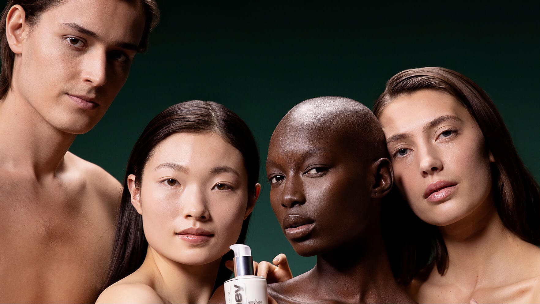 Un homme et trois femmes multi-ethniques autour du produit Émulsion Écologique formule avancée