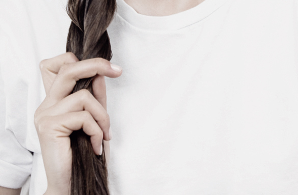 En soin de nuit, il répare les cheveux qui apparaissent visiblement transformés.