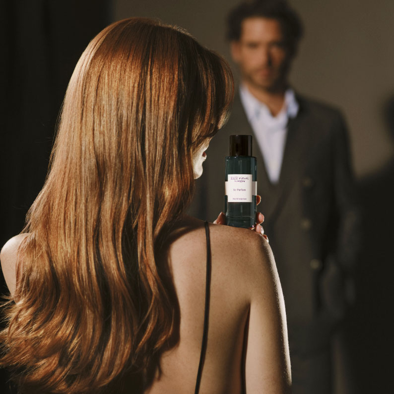Una donna con Hair Rituel Le Parfum by Sisley sulla spalla