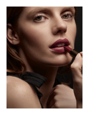 Auftragen von Phyto Rouge auf die Lippen