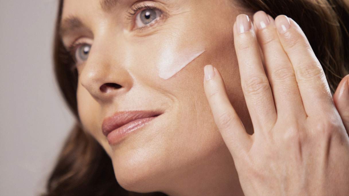 Il est essentiel de prendre soin de sa peau au quotidien et de la protéger pour en préserver sa beauté.