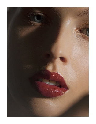 Mattes rotes Ergebnis auf den Lippen