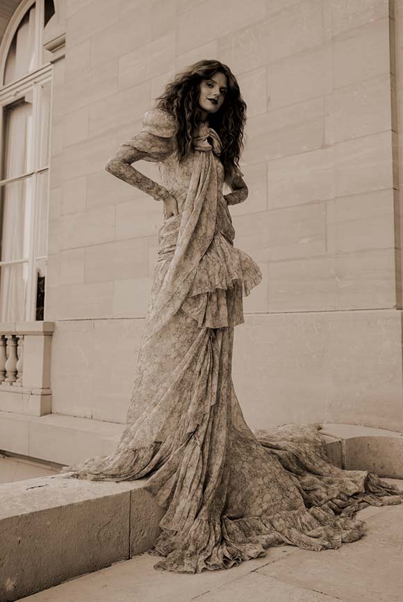 Izia la Nuit has been designed as an allegory of love.
