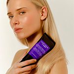 modella con i capelli biondi