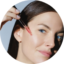 ブラックローズ ウォーターバームを見る女性