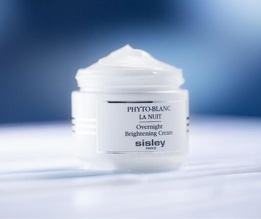 휘또-블랑 라 뉘는 밤사이 피부를 변화시켜 줍니다. 